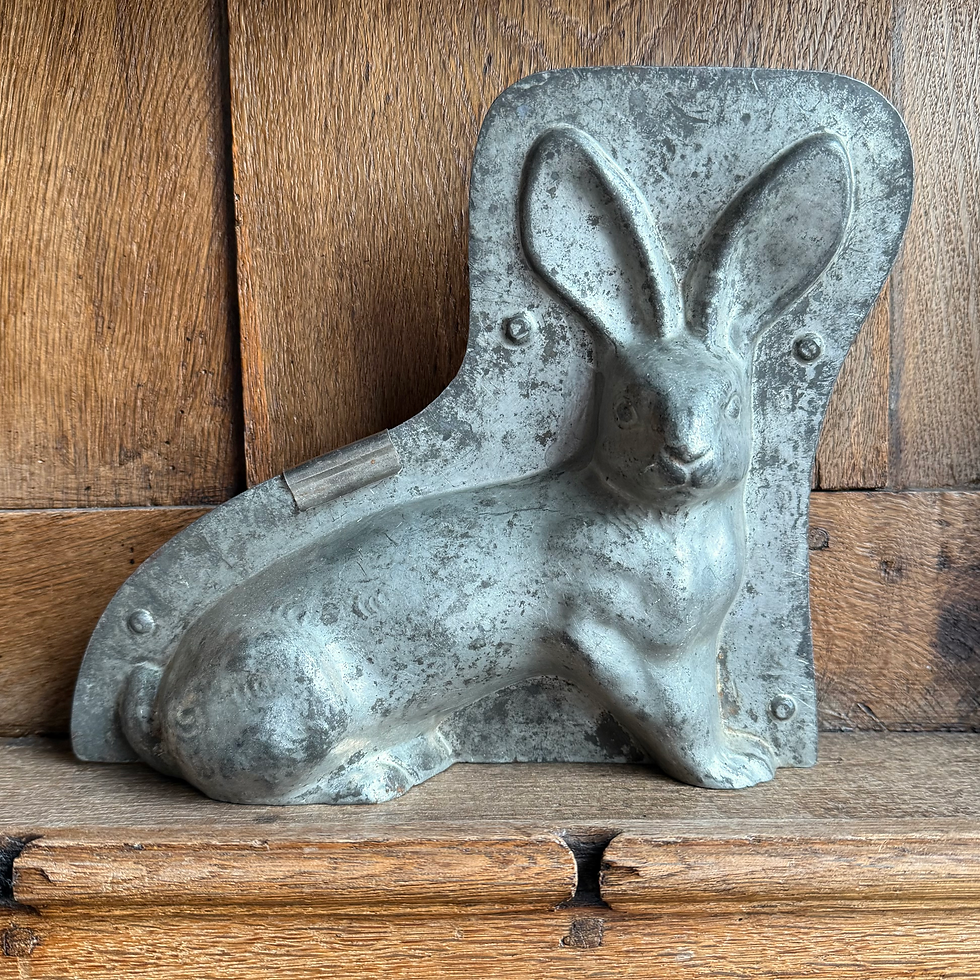 Antike Schokoladenform Großer sitzender Hase