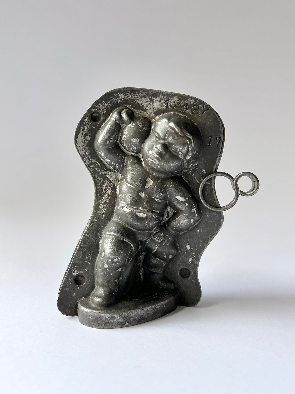 Miniaturbild: Antike Schokoladenform Junge als Kugelstoßer von Anton Reiche Dresden