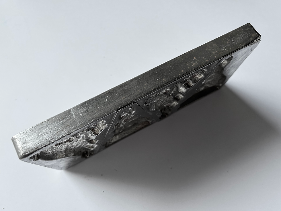 Thumbnail: Antike Flachform HASE SPIELT FÜR KÜKEN, ca. 19 cm