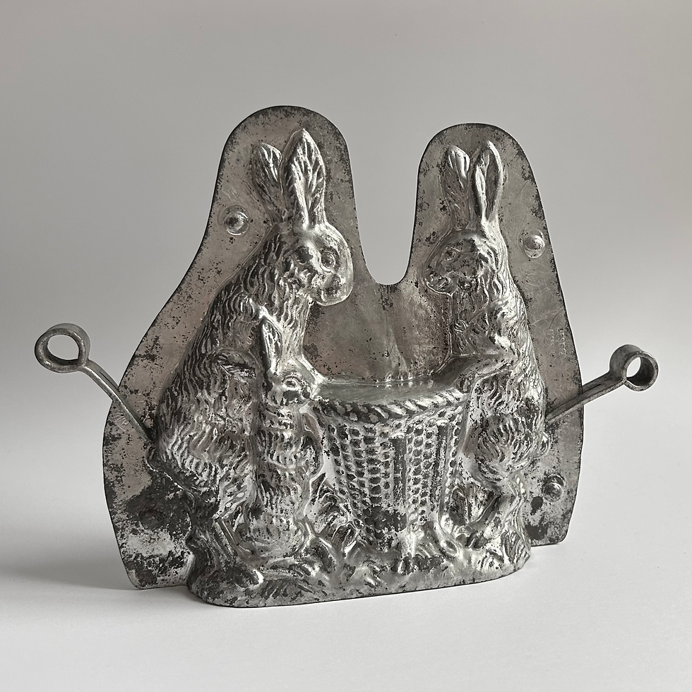 Thumbnail: Seltene antike Schokoladenform HASENFAMILIE MIT KORB, ca. 16,5 cm