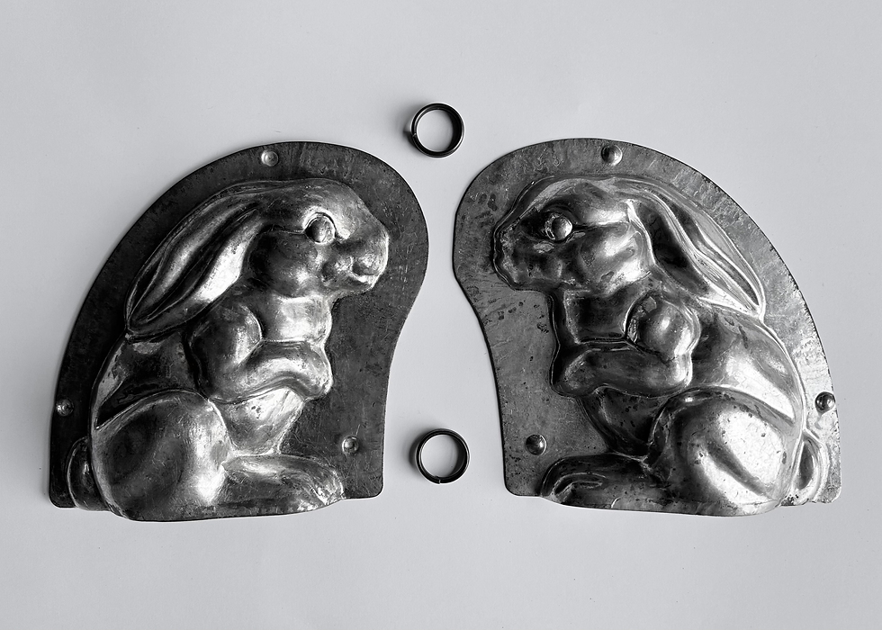 Thumbnail: Antike Schokoladenform SITZENDER HASE MIT ANGELEGTEN OHREN, ca. 14,5 cm