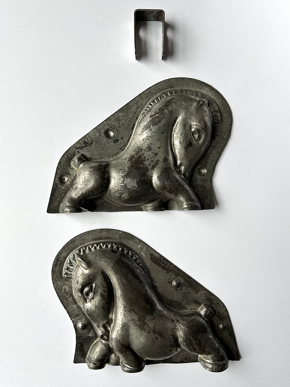 Thumbnail: Seltene antike Schokoladenform STILISIERTES PFERD ART DÉCO, ca. 15,5 cm