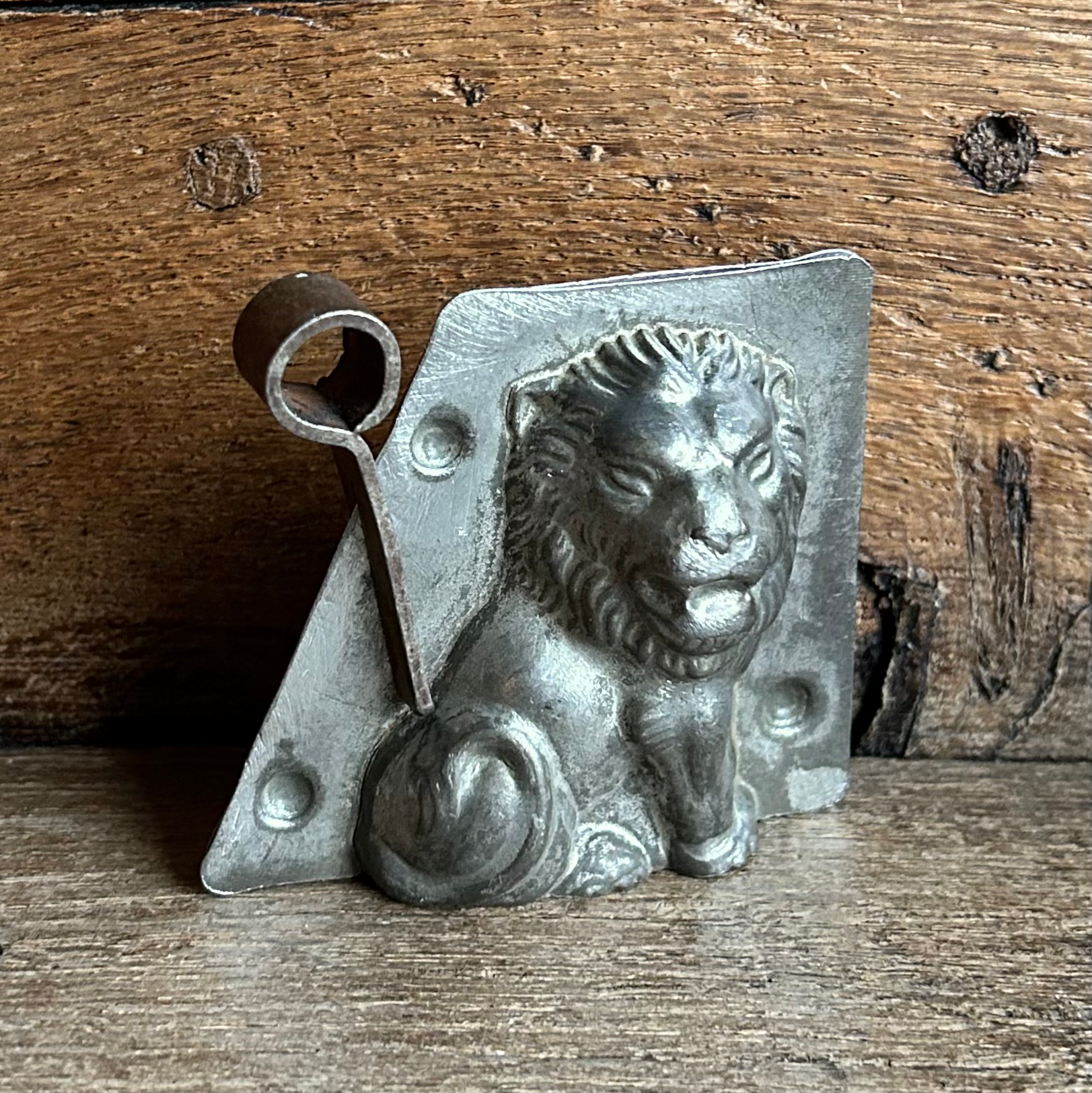 Seltene antike Schokoladenform KLEINER SITZENDER LÖWE, ca. 7,5 cm