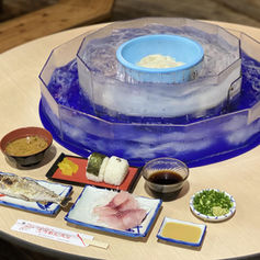 真夏でも涼しい渓谷にあり回転式そうめん流し器発祥の地。平成の名水百選に選ばれた冷水で冷やしたそうめん、鱒の塩焼き、鯉こく、鯉のあらいなどどれも自然豊かな味わいが楽しめます。11～3月中旬まで冬季限定「温メニュー」もあります。