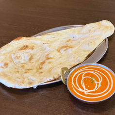 日本に住んで10年以上になるオーナーのサンディプさん。材料やスパイスはインド・ネパールから取り寄せている。カレーは全45種類。注文が入ってからスパイスを調合し調理している。1番の人気は『バターチキンカレー』。