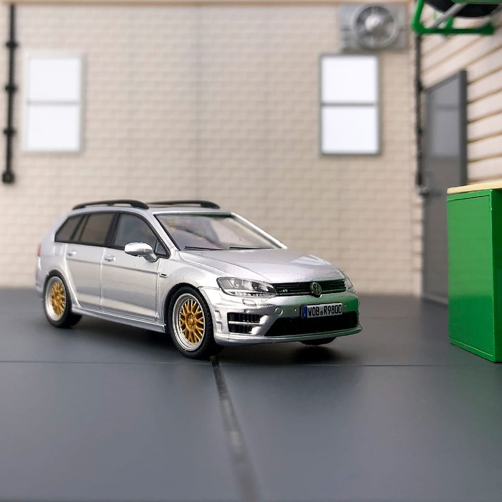 Thumbnail: Golf R Wagon (VII) Silver with Accessories