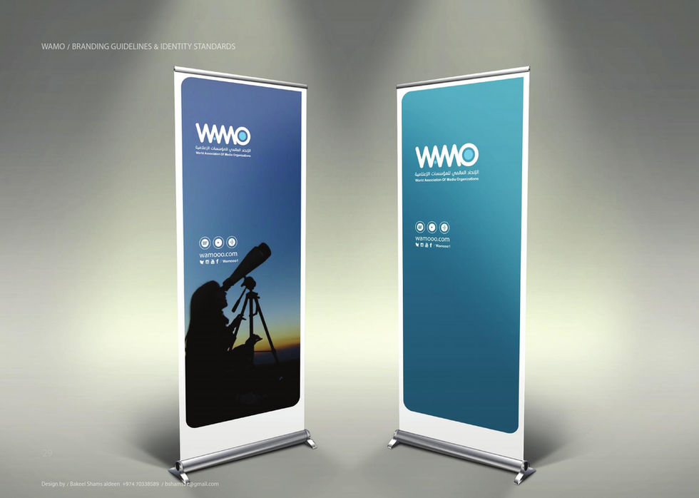 لافِتتان بصرية بشعار WMMO، إحداهما بتصميم تلسكوب والأخرى زرقاء.