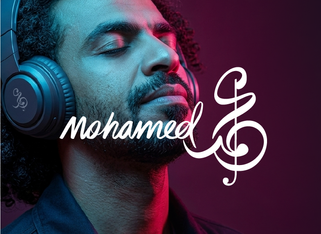 رجل يستمع للموسيقى بسماعات الرأس، مع اسم محمد وشعار عربي