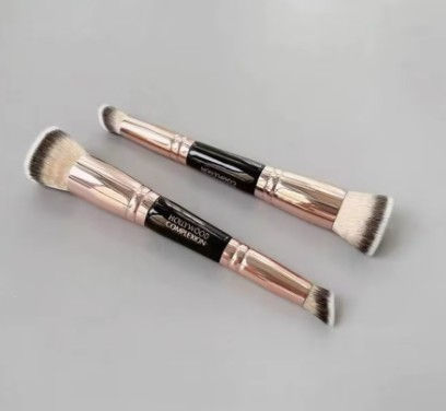 Thumbnail: מברשת דו-צדדית Charlotte Tilbury: גימור הוליוודי מושלם