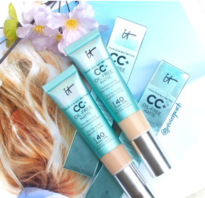 IT - SPF 40 CC מייק אפ על בסיס מים
ה-IT Cosmetics Your Skin But Better CC+ Cream Oil-Free Matte החדש עם SPF 40 נועד לתת לך יתרונות של כיסוי מלא, מתקן גוון ואנטי-אייג'ינג בתוספת קרם הגנה פיזי רחב טווח כמו קרם CC המקורי, אך עם גימור מט במראה טבעי.
בנוסף לכל מרכיבי האנטי אייג'ינג בפורמולה המקורית, קרם CC זה הוא בגימור מט ללא שמן של IT Cosmetics הוא גם ספוג בפחם לניקוי רעלים, חימר קולואידי לספיגת שמן ותמצית עץ התה למלחמה בפצעונים.