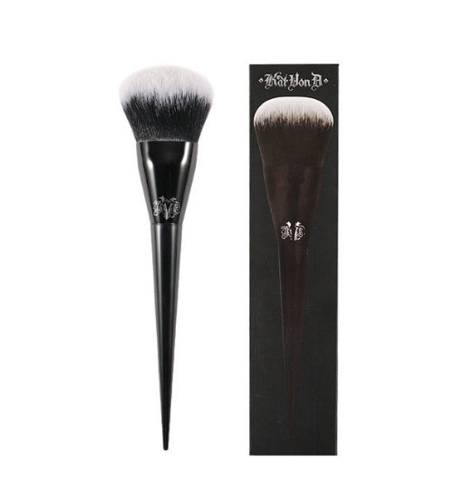 Lock-It Edge Powder Brush מבית Kat Von D מברשת פודרה בעלת סיבים סינטתיים סופר איכותיים, אידיאלית לעבודה על כל סוגי הפודרות, לכל מטרה ולכל איזור שתבחרי - לפנים, לצוואר ולמחשוף. למראה אחיד, עדין ומושלם.
מברשת איפור רחבה בעלת קצה מעוגל ומצומצם, מושלמת לפידור, שילוב וטשטוש אבקות. הקצה הייחודי והמעוגל של המברשת עוזר לך לתחום את פניך ולפזר את הטקסטורה באופן שווה וללא עקבות מריחה.
מברשת אלגנטית, מודרנית ומקצועית.
המבנה הארגונומי והאובלי של המברשת הופך אותה לקלה לאחיזה ונותן לך שליטה מלאה בתוצאה.
המברשת מתאימה לשימוש באבקות
100% טבעוני וללא אכזריות
מברשת מס' 22