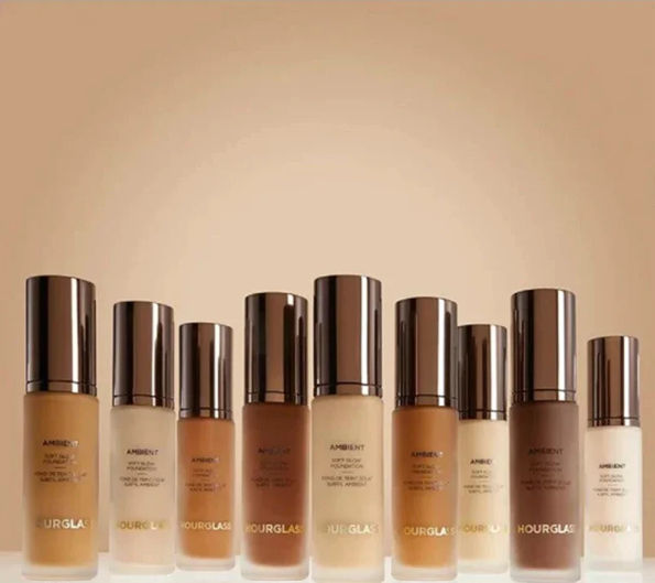 מייק אפ נוזלי HOURGLASS
HOURGLASS מייק אפ מומלץ קליל וחסר משקל,
בסיס נוזלי חסר משקל המספק כיסוי בינוני הניתן לבנייה, עמיד למשך 16 שעות עם גימור זוהר טבעי ורך.
בהשראת קולקציית ה-Ambient Lighting האיקונית, הנוסחהמשולבת בכדורים מזרעיים, מטשטשים, המספקים אפקט מפיץ אור, וממזערים מראה של פגמים בעור, אחיד וזוהר בכל אור.
המרקם הנוזלי ניתן למיזוג בקלות ומספק גימור משי לעור פנים שנראה חלק ומואר מבפנים.
