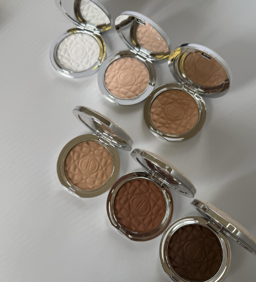 Dior Forever: פודרה דיור שמעניקה פילטר מושלם, גימור מאט ועור זוהר!