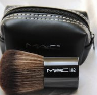 Thumbnail: מברשת קבוקי של מאק | מברשת איפור מומלצת | מברשות איפור איכותיות