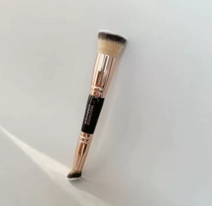 Thumbnail: מברשת דו-צדדית Charlotte Tilbury: גימור הוליוודי מושלם