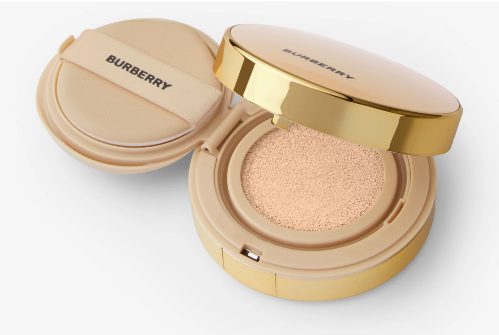 Thumbnail: Burberry Beyond Wear Cushion: כיסוי מאט מושלם בדרכים