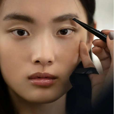 תמונה ממוזערת: עיפרון גבות שאנל | שאנל איפור אונליין | עיפרון גבות מומלץ