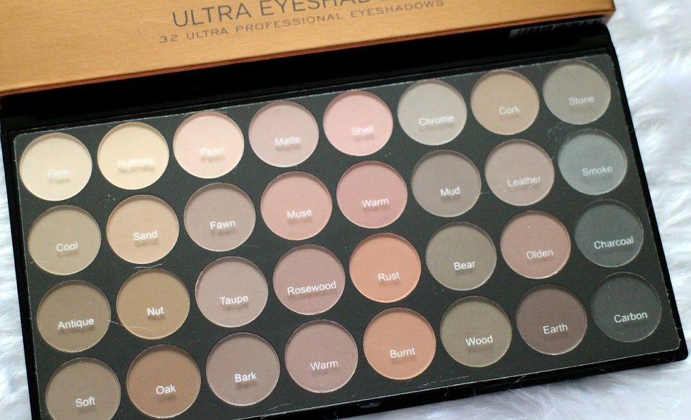 גילמור ביוטי - Revolution פלטה מאט 32 צלליות בגווני אדמה, ניוד ואפורים