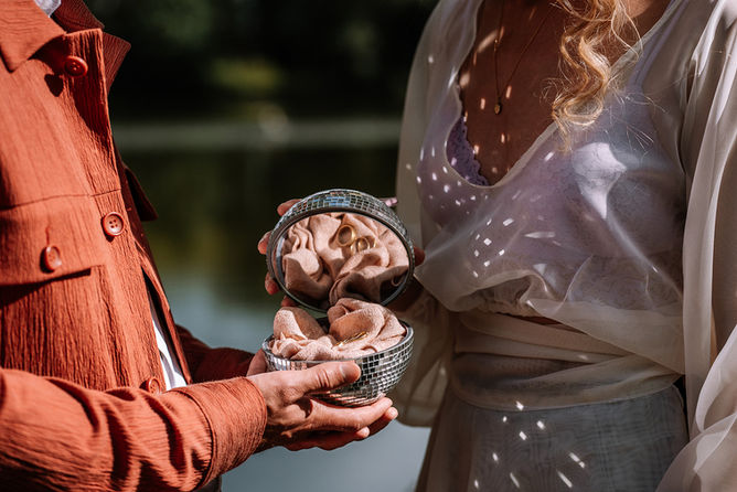 De trouwen worden uit hun verpakking gehaald: een stijlvol spiegeldoosje waarin de ringen op een zacht doekje bewaard werden tot aan het huwelijk.