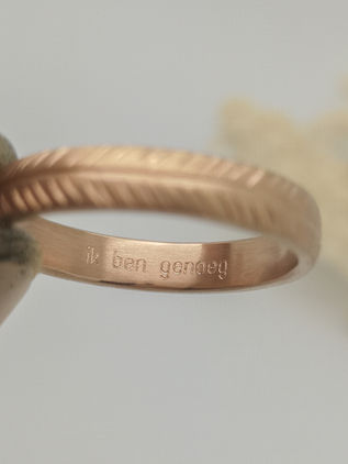 Een roodgouden ring vol betekenis, gemaakt door Atelier VogelVrij, met een persoonlijke gravure.
