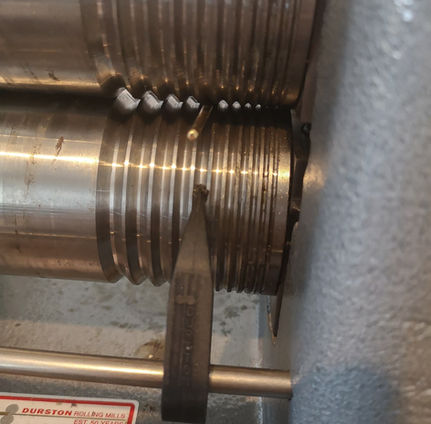 Hoe wordt oud goud omgesmolten tot nieuwe juwelen? 4 De ambacht van de goudsmid: de wals