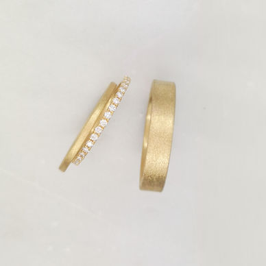 koppelringen, voor haar strak en elegent, voor hem wat breder, samen een mooie set, in geelgoud