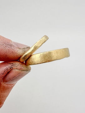 hun trouwringen, in geelgoud