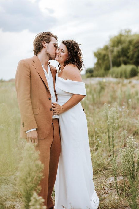 hun trouwdag, hun huwelijk, vol liefde, mooi op beeld 
