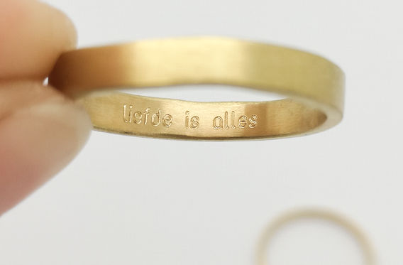 gouden ring met gravure
