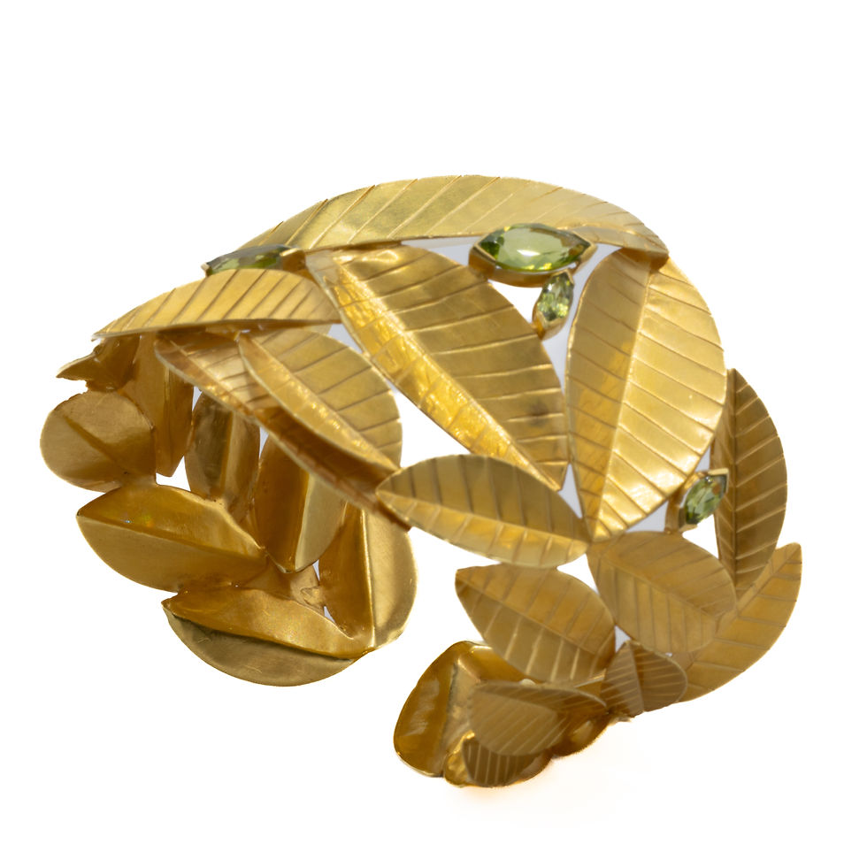 縮圖：Gold leaf bracelet with green gems on white background. Ofira Jewels.