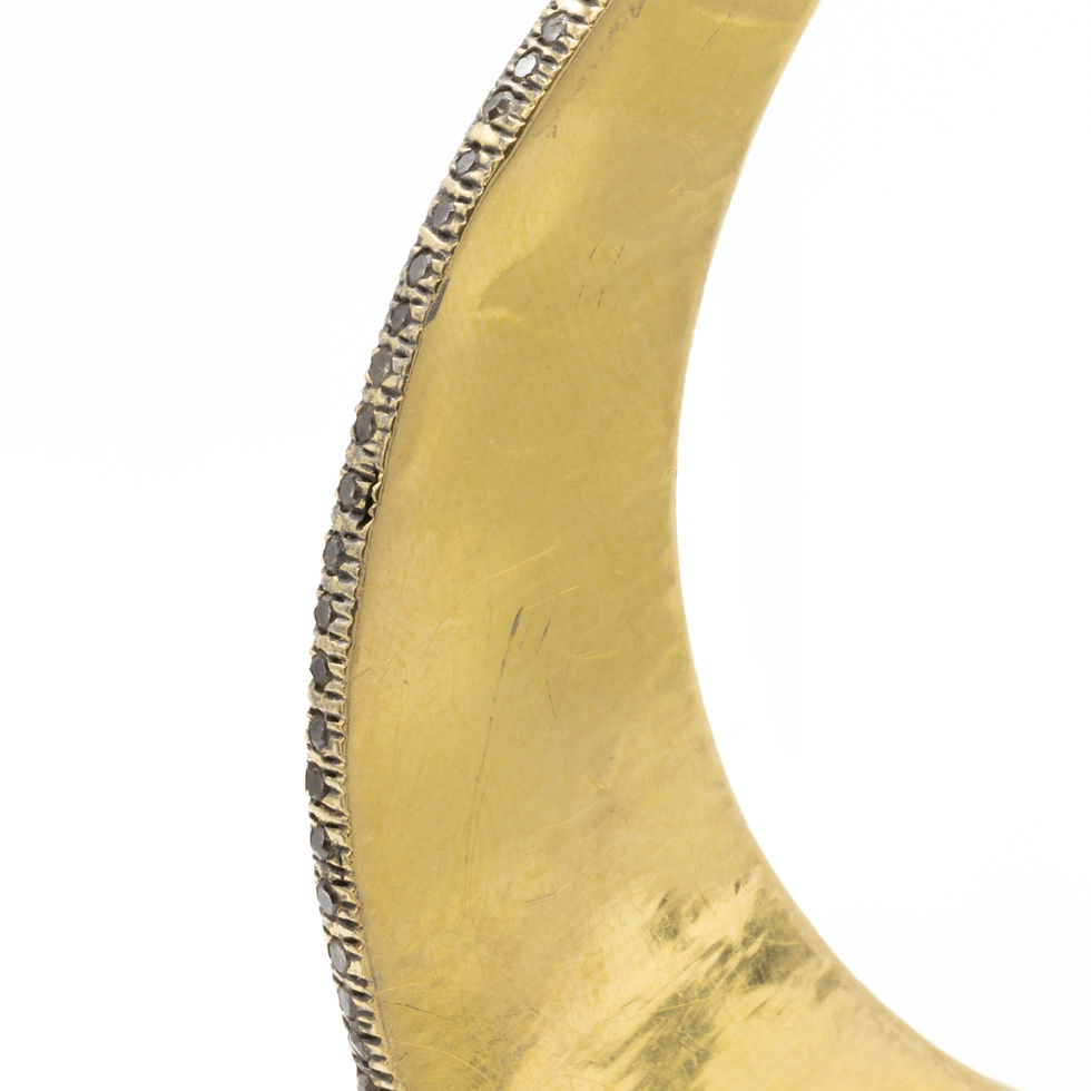 Miniatura: Close-up gold jewelry with diamonds. Crescent moon design. Ofira Jewels