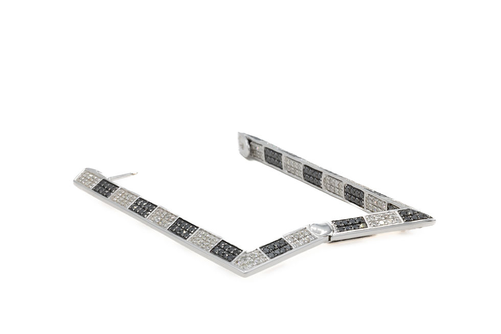 Miniaturbild: Geometric dangle earrings with alternating black and white pattern of Ofira Jewels.
