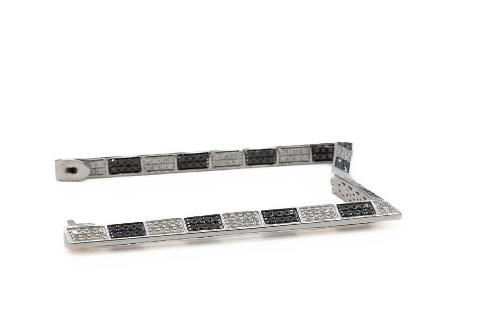 Miniaturbild: Geometric dangle earrings with alternating black and white pattern of Ofira Jewels.