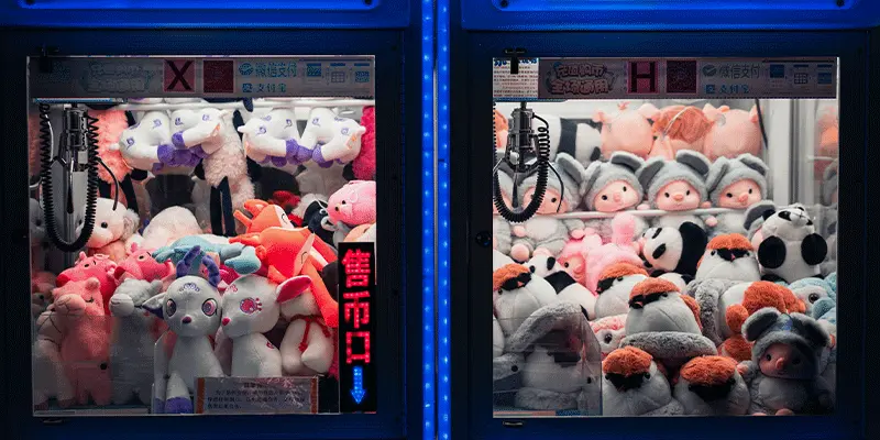 A claw toy vending machine