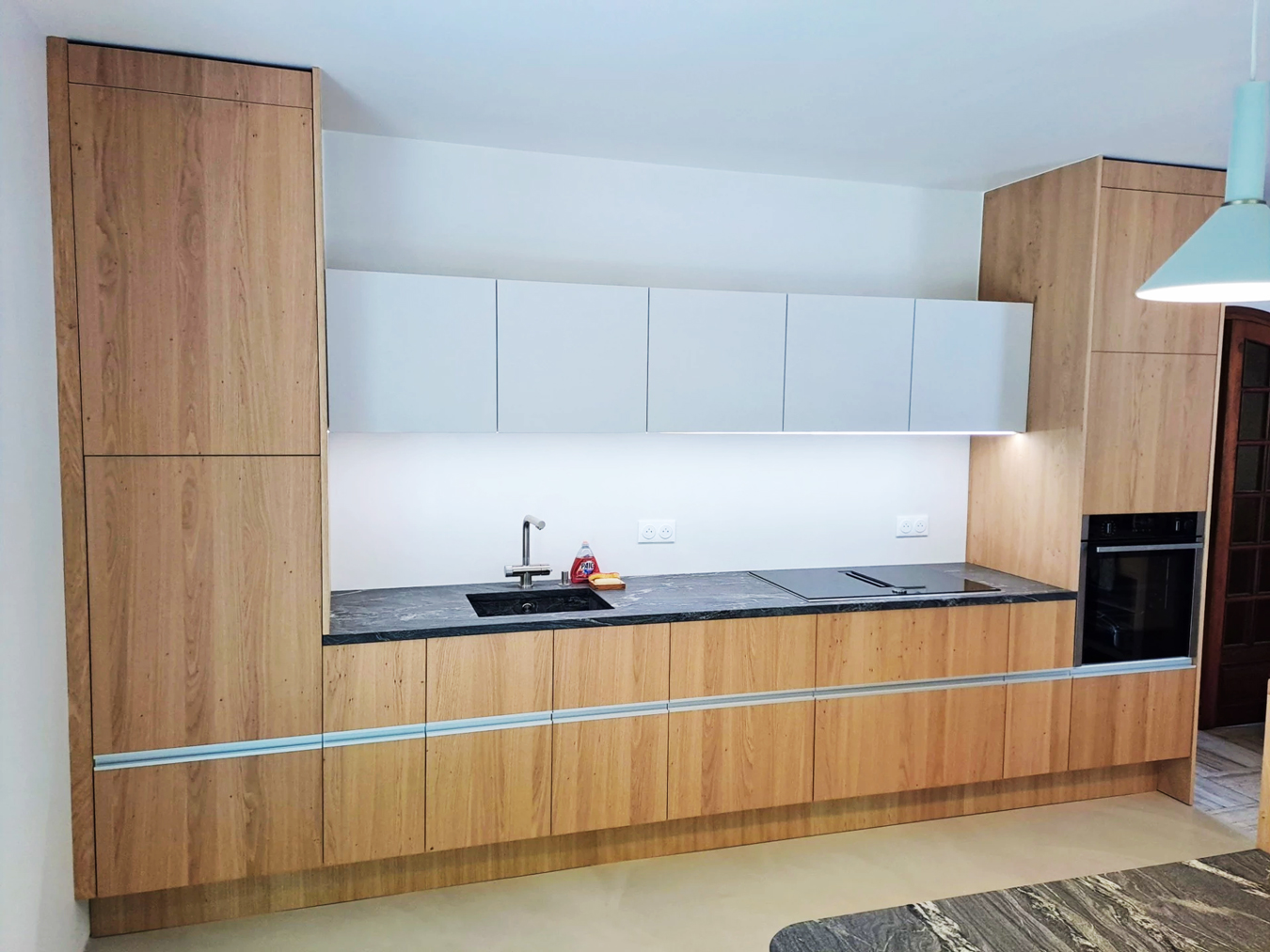 Cuisine sur mesure en chêne avec plan noir, menuisier agenceur près de Quimper