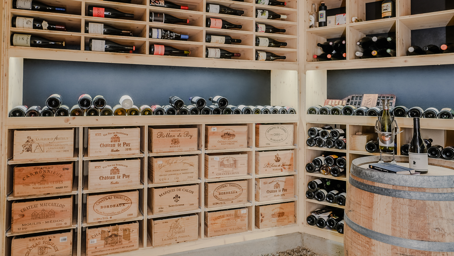 Cave à vin sur mesure avec casiers à caisses en bois massif