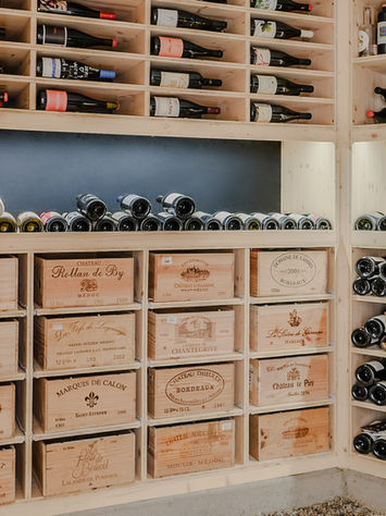 Cave à vin sur mesure en bois massif avec casiers à caisses, Bénodet