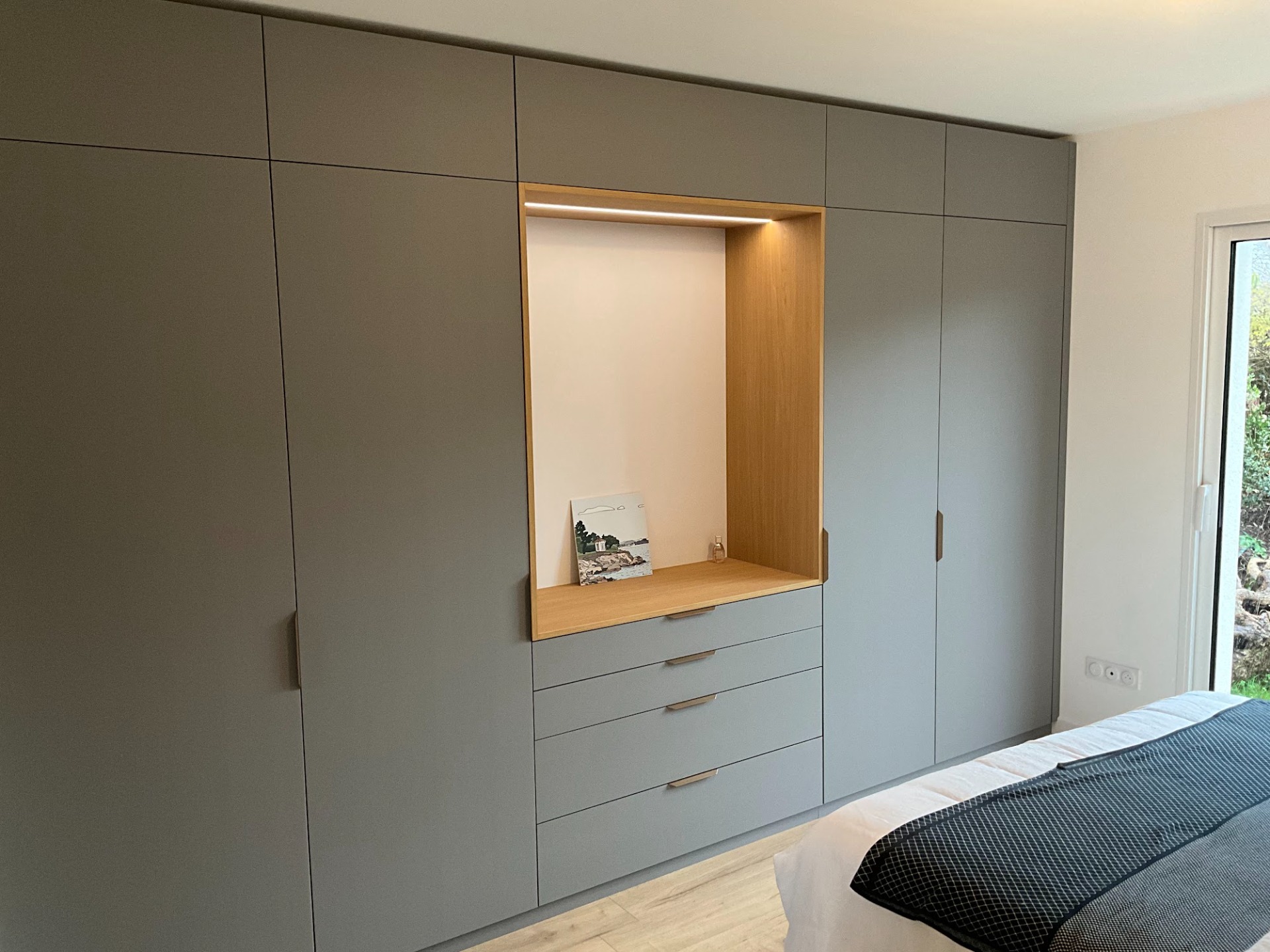Dressing sur mesure avec niche éclairée, fabriqué à Bénodet