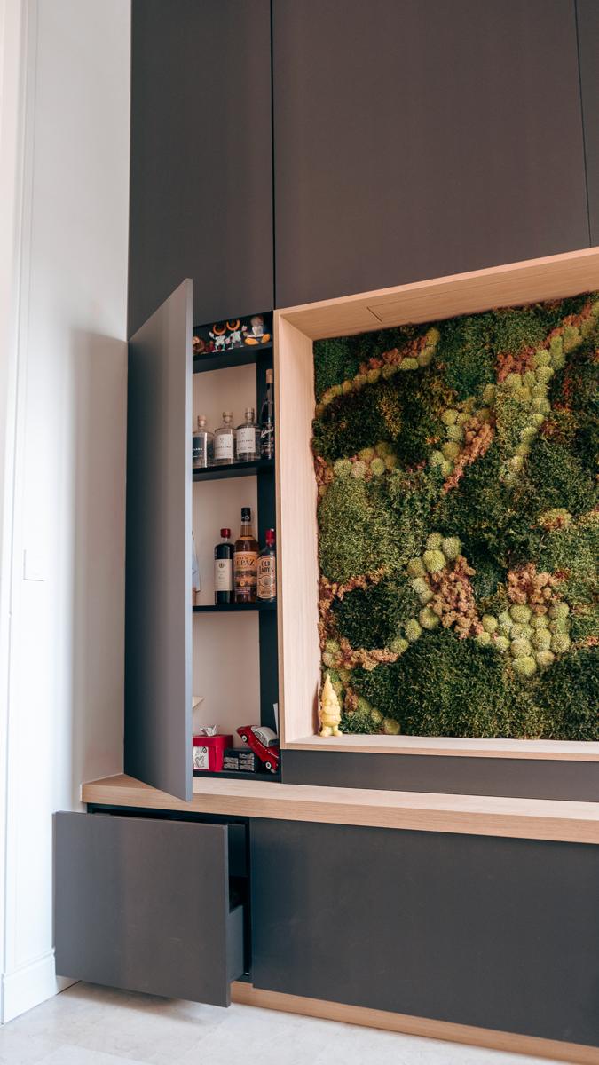 Meuble TV sur mesure avec mur végétal et bar caché, menuisier près de La Forêt-Fouesnant