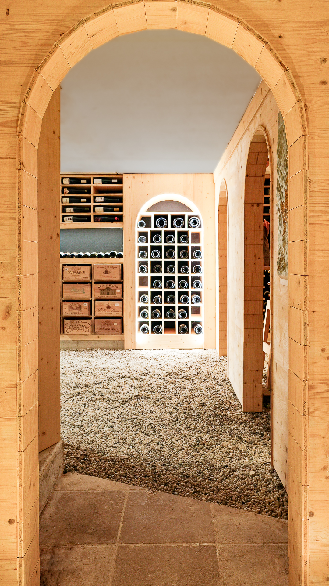 Cave à vin sur mesure en bois avec arche, réalisée par un menuisier près de Fouesnant