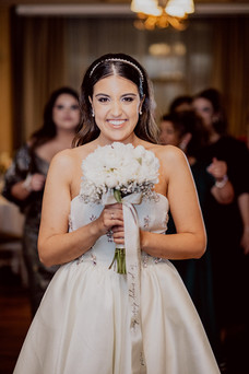 Romantičan prvi ples mladenaca u elegantnom prostoru.