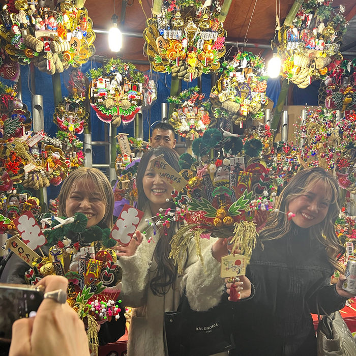 酉の市で写真を撮る女性スタイリスト