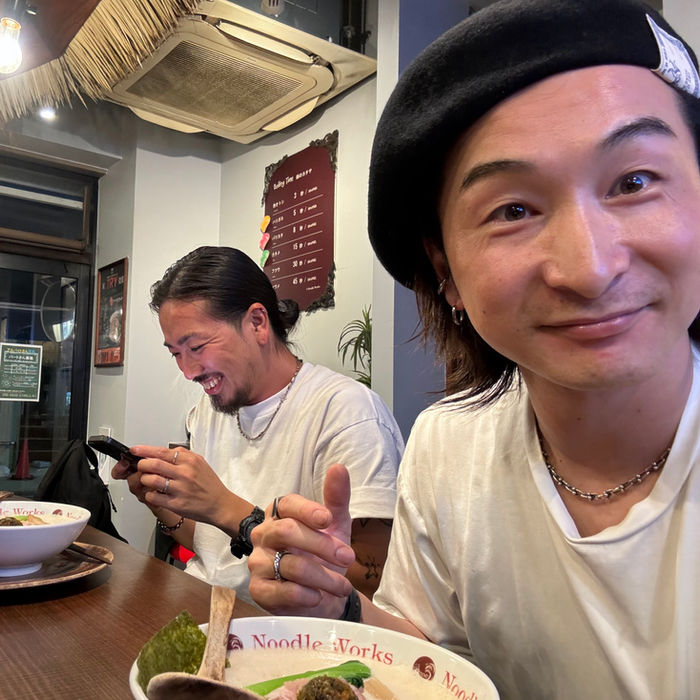 よく行く中華料理店でツーショットを撮るスタイリストたち