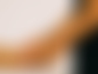 Laura Puset entrain d'effectuer un drainage lymphatique à une cliente de chez Flow en Luberon