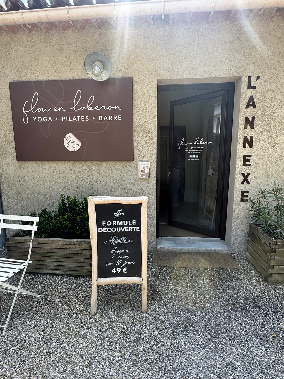 Front of the Annex by Flow in Luberon in Oppède (Coustellet)
