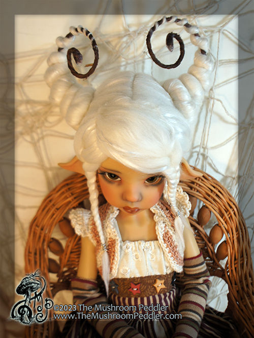 Thumbnail: Wig Sculpture - size 8.25 - Kaye Wiggs/Smart Doll - Ivory Swirls