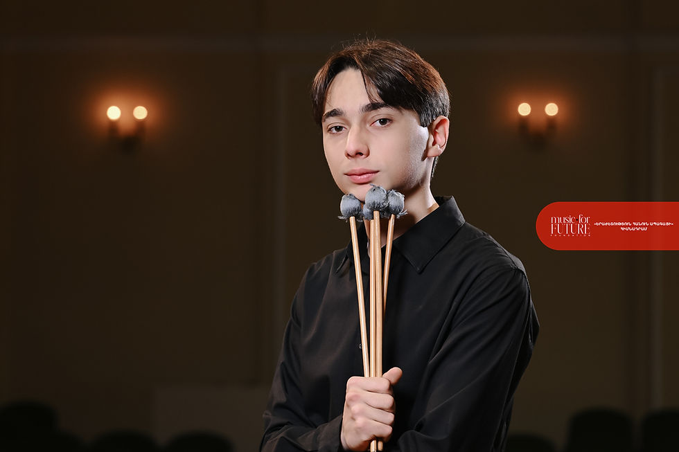 Հարվածային գործիքներ նվագող Հովհաննես Խերիմյանը՝ 1-ին կարգի դափնեկիր և Գրան Պրի մրցանակակիր