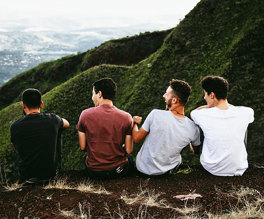 Amis sur une montagne