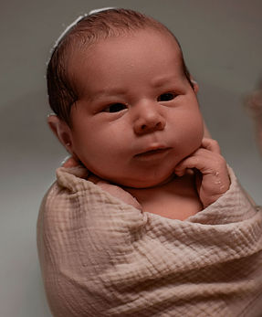 Bébé éveillé pendant son bain enveloppé
