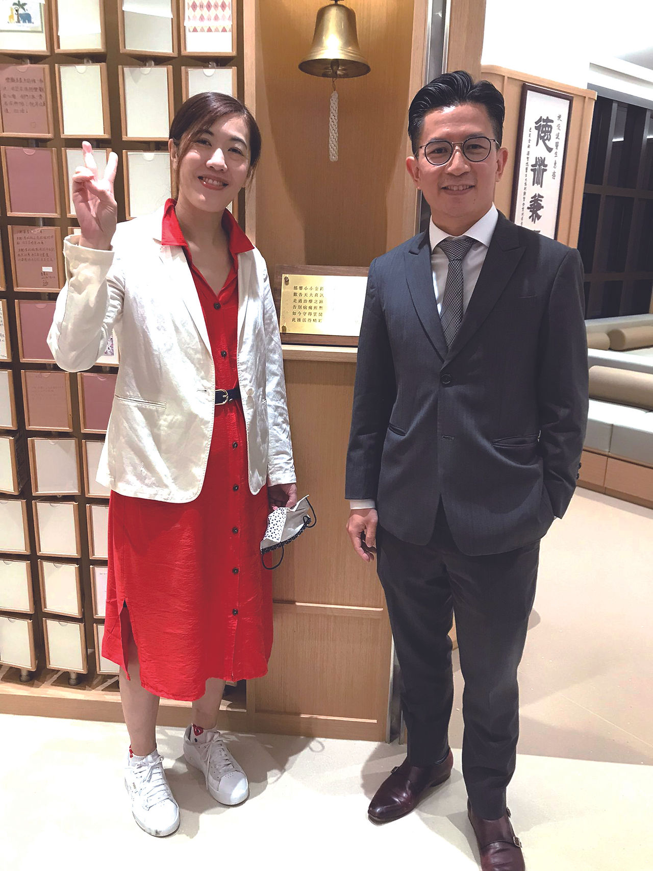 第一期化療完成後，與醫生敲鐘慶祝完成了八次高強度化療。